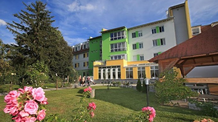 Bunter Gebäudekomplex mit Garten und Blumenbeeten