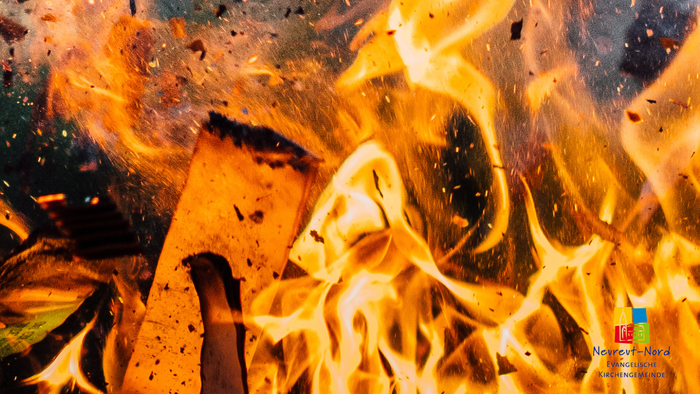 Poster für ein Pfingstfeuer-Event am 07.06. um 21:00 Uhr mit Livemusik, Impuls, Bier & Bio-Nade und Abendsegen.