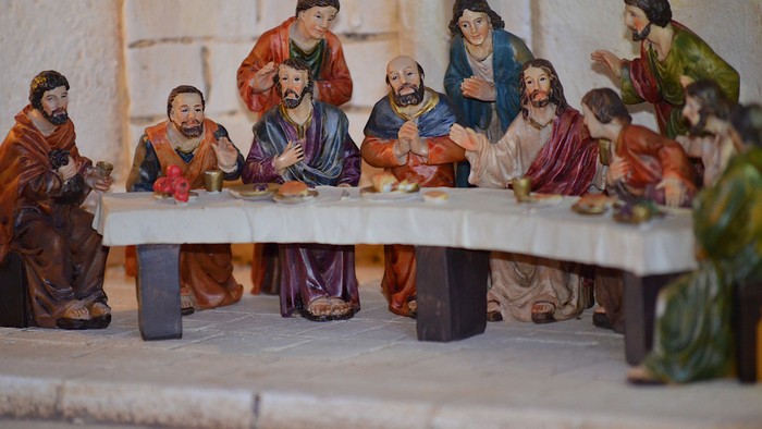 Die Figurengruppe stellt das letzte Abendmahl dar.