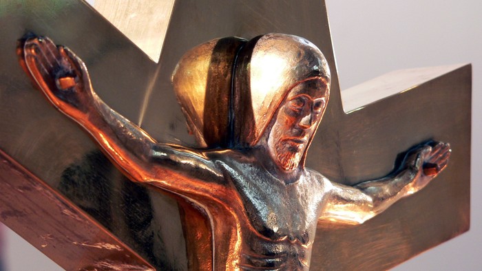 Die Bronzestatue zeigt Jesus Christus am Kreuz