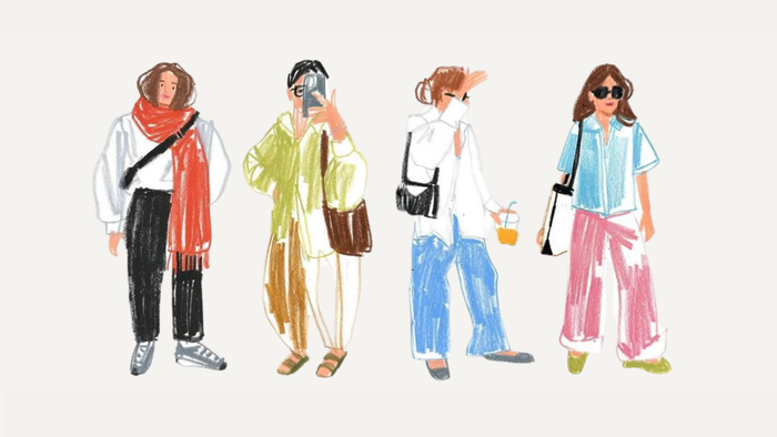 Fire kvinder i farverige og moderne tøj, hver med sin egen stil og accessoirer.