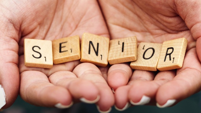 Hände halten Scrabble-Steine mit dem Wort 