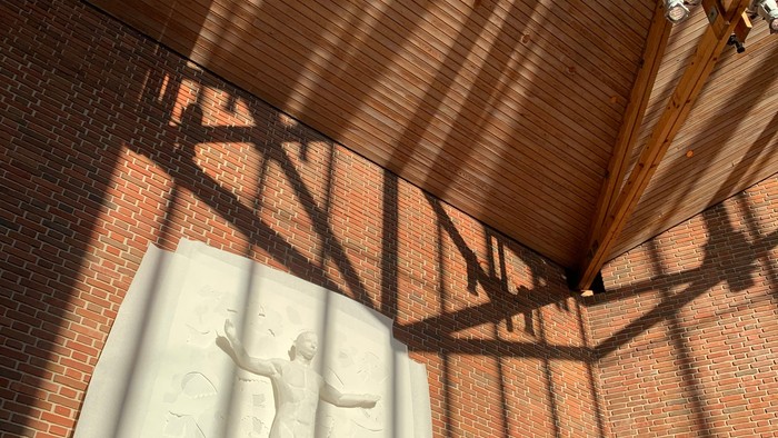 Skibskirke med lyset fra vinduer på væggen.