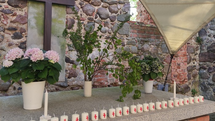 Altar in Lichtenberg festlich mit Blumen und Kerzen geschmückt.