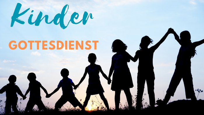 Kinder halten sich an den Händen und stehen auf einem Hügel bei Sonnenuntergang