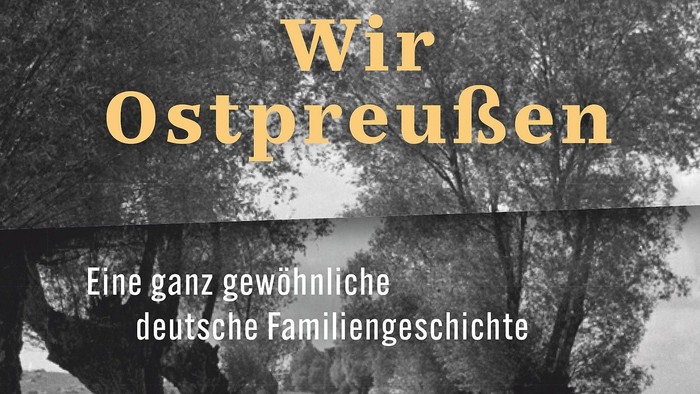 Buchtitel *„Wir Ostpreußen“* von Jochen Buchsteiner, der eine Familiengeschichte in schwarz-weißer ländlicher Szenerie zeigt.