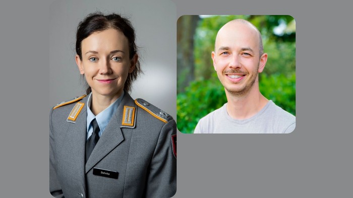 Zwei Personen, die lächeln, eine in Militäruniform und die andere lässig gekleidet im Freien.