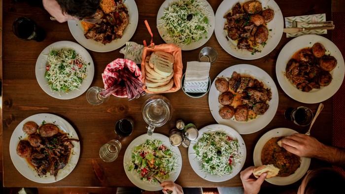 middagsbord med forskellige retter