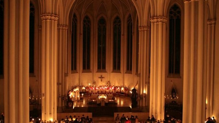 Kirchliche Zeremonie bei Kerzenschein