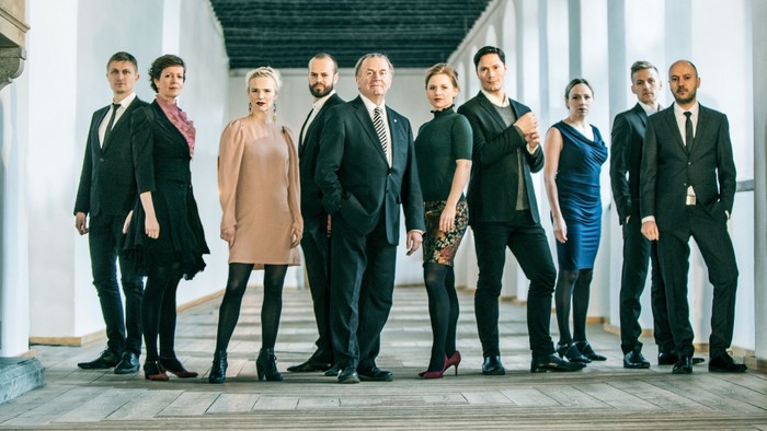 Gruppe af mennesker, der poser under en bro