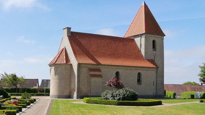 Øster Hjermitslev Kirke fra nordsiden. Billedet er taget på en solrige dag