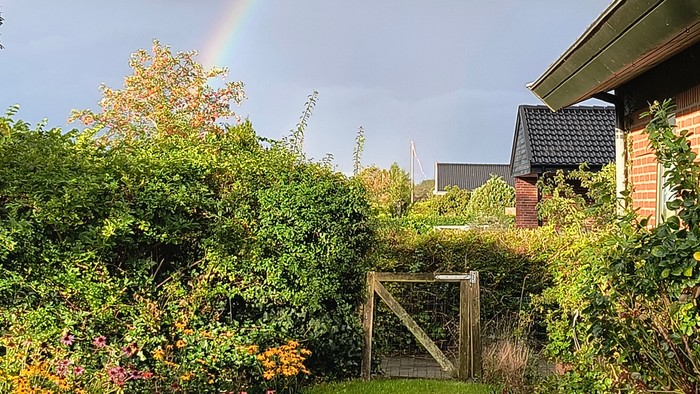 Regnbue, havelåge ved præstegården i Gilleleje