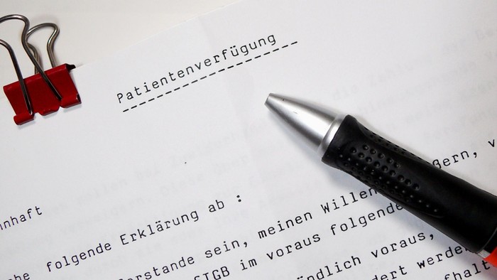 Stift auf Dokument mit der Überschrift „Patientenverfügung“