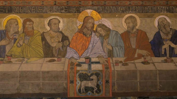 Wandmalerei in der Apostel-Paulus-Kirche mit dem letzten Abendmahl von Jesus und seinen Jüngern