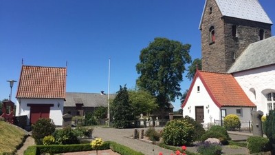 Lille bordkalender med tallet 1, placeret på en blød, hvid overflade.