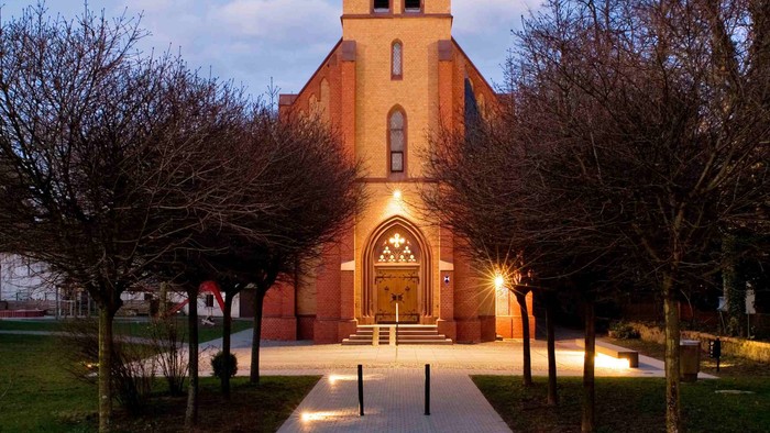 Kirchvorplatz Steinheimer Kirche