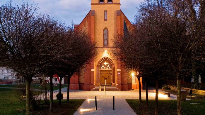 Kirchvorplatz Steinheimer Kirche