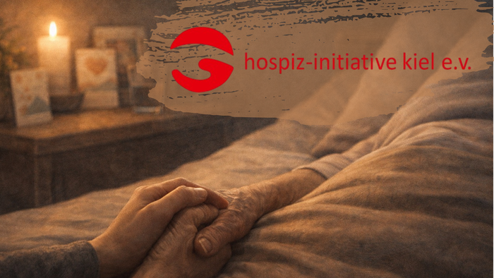 Ein zärtlicher Moment des Händehaltens in einer warmen, tröstlichen Hospiz-Atmosphäre mit dem Branding „hospiz-initiative kiel e.v.“.