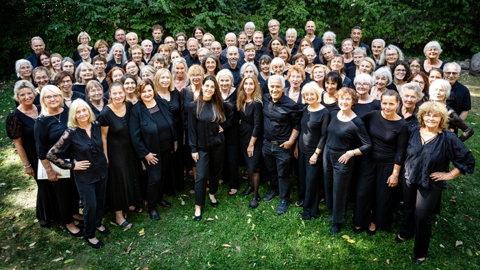 Gruppenfoto des Konzertchores Friedenau, in schwarzer Kleidung auf Wiese stehend