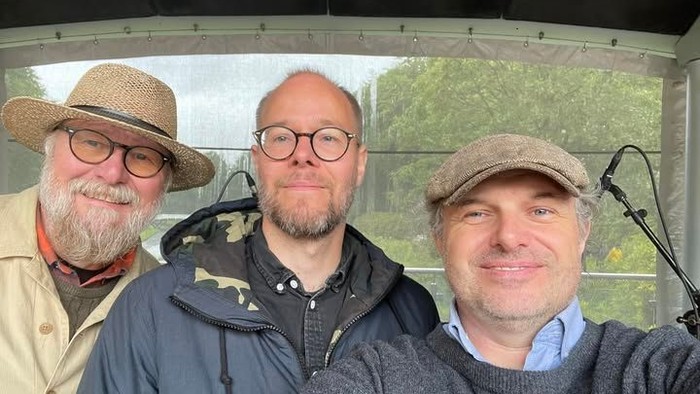 3 mænd står sammen og smiler til kamera.