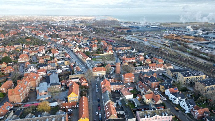 En stor by med mange huse og veje, industriområder og en havn.