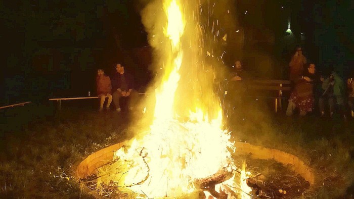 Ein großes Lagerfeuer auf der Wiese hinter der Antoniuskirche
