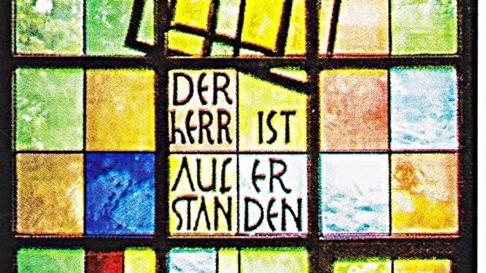 Buntes Fenster mit der Aufschrift 