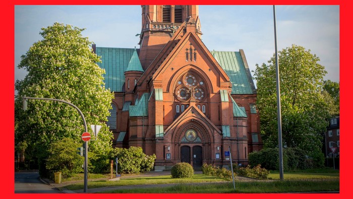 Sicht auf das Eingangsportal der Kreuzkirche