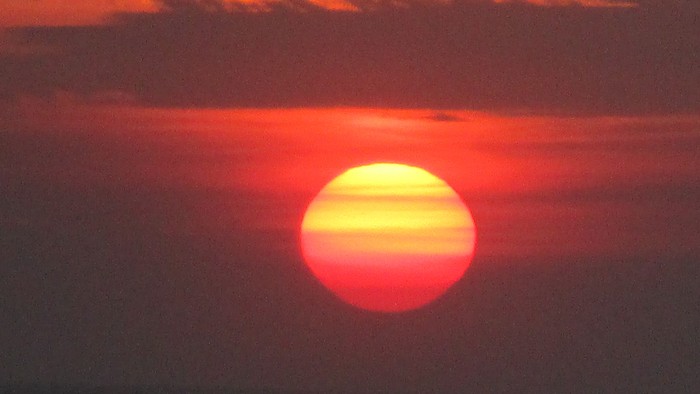Ein leuchtender Sonnenuntergang über dem Meer