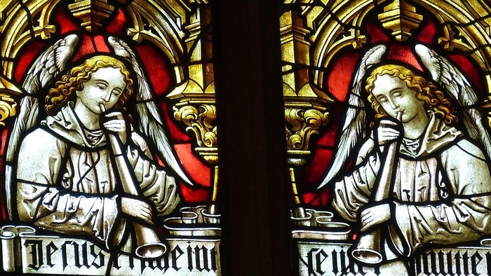 Glaskunst af to engle, der spiller på blæseinstrumenter