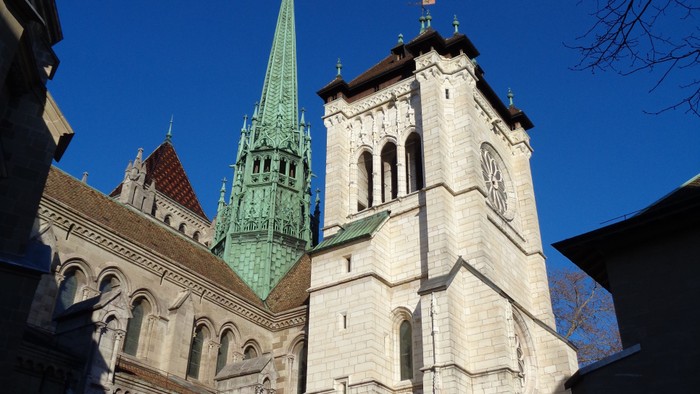 Gothische Kathedrale mit grünem Turm unter blauem Himmel