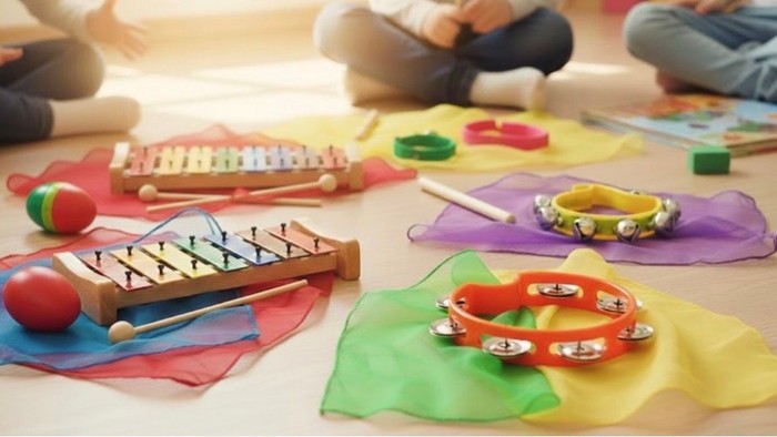 Bunte Musikinstrumente und Stoffstücke auf dem Boden für Kinder-Spielaktivitäten arrangiert.