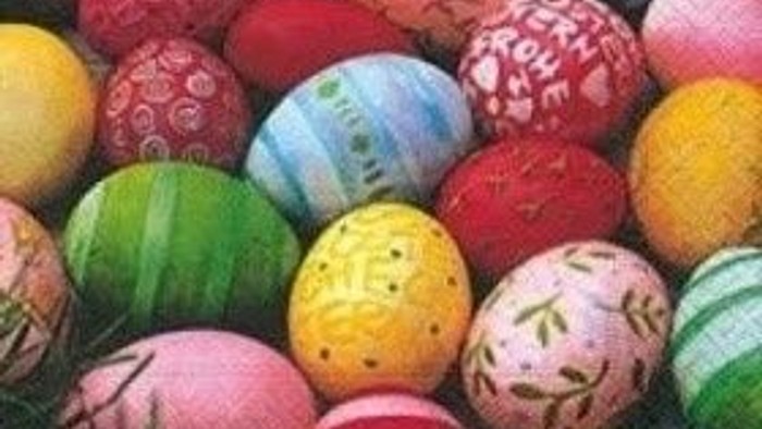 Bunte, selbstgemachte Ostereier in verschiedenen Farben und Mustern.