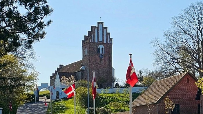 Vejby kirke med flag