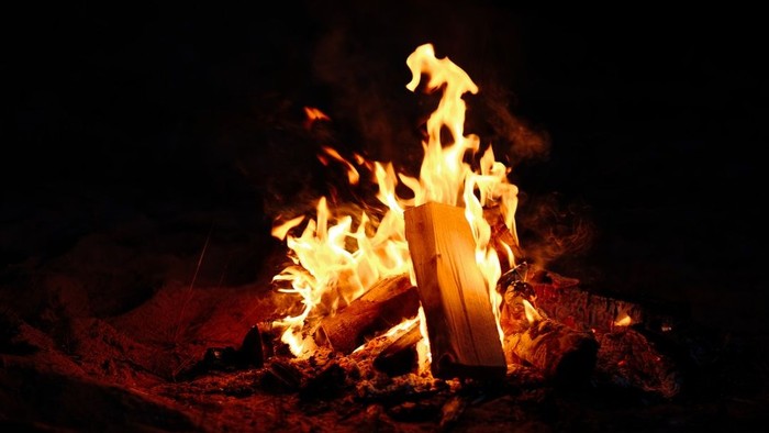 En stor bål brænder i mørket.