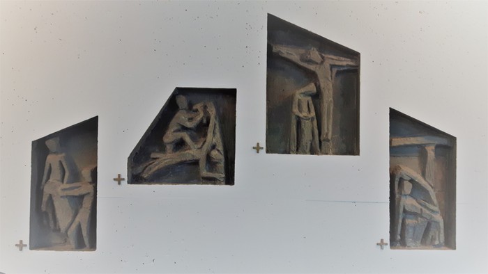 Die Skulpture an der Wand zeigen den Kreuzweg.