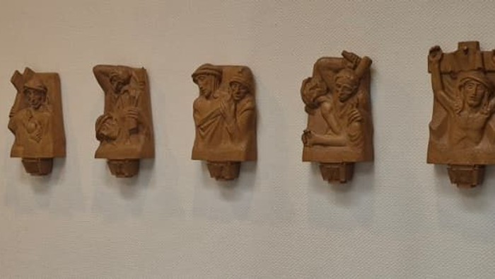 Kreuzwegtafeln aus einer stillgelegten Krankenhauskapelle in Essen 