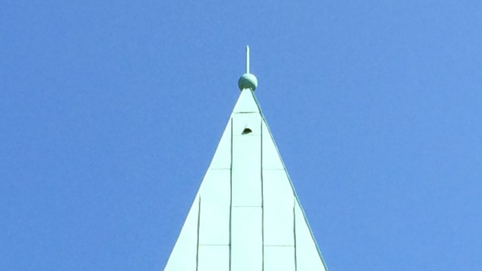Kirchturmspitze vor strahlendblauem Himmel