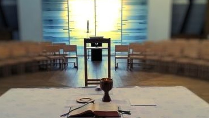 Altar und eine Helle Licht im Hintergrund