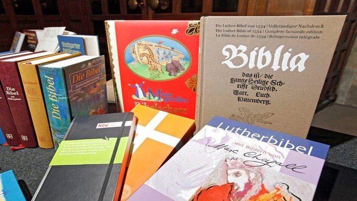 verschiedene Bibeln zur Bibelausstellung 