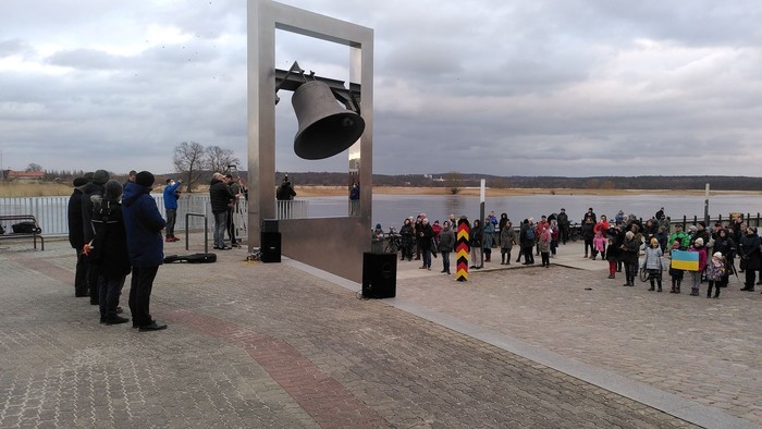 Die Friedensglocke am Oderufer. Große Glocke gehalten von einer Konstruktion aus Edelstahl.