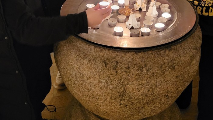 Børn lighting candles i kirke