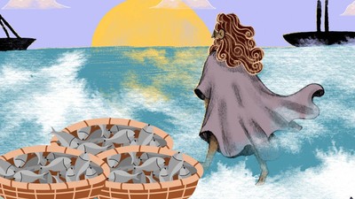 En mytisk skikkelse står i vandet og holder en kurv med fisk ved en solnedgang med skibe i baggrunden.