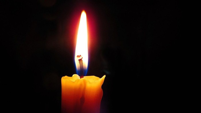 Zwei brennende Kerzen im Dunkeln