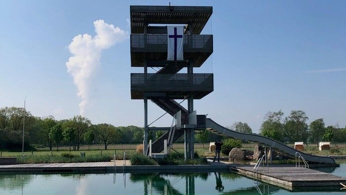 Naturbad Olfen mit Turm und ev Banner mit Kreuz 