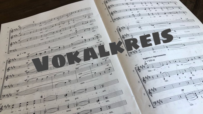 Geöffnetes Vokalpartiturbuch mit der Aufschrift „Vokalkreis“, das auf beiden Seiten detaillierte musikalische Notation enthält.