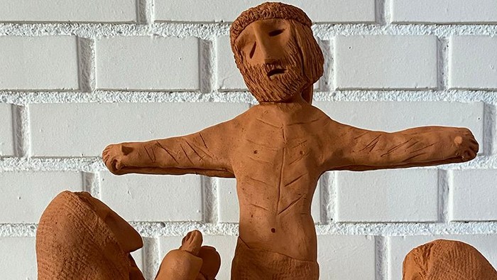 Tre leklingsfigurer og en tablet med tekst