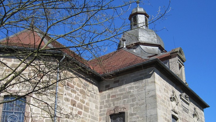 Außenansicht der evangelischen Kirche in Balhorn. 