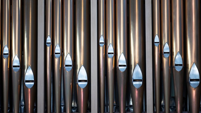 En række orgelpibe med sølvblående mouthpieces.