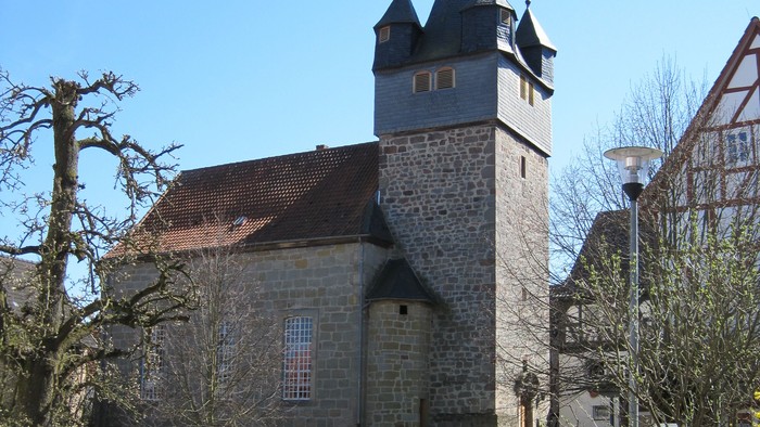 Außenansicht der evangelischen Kirche in Altenstädt. 